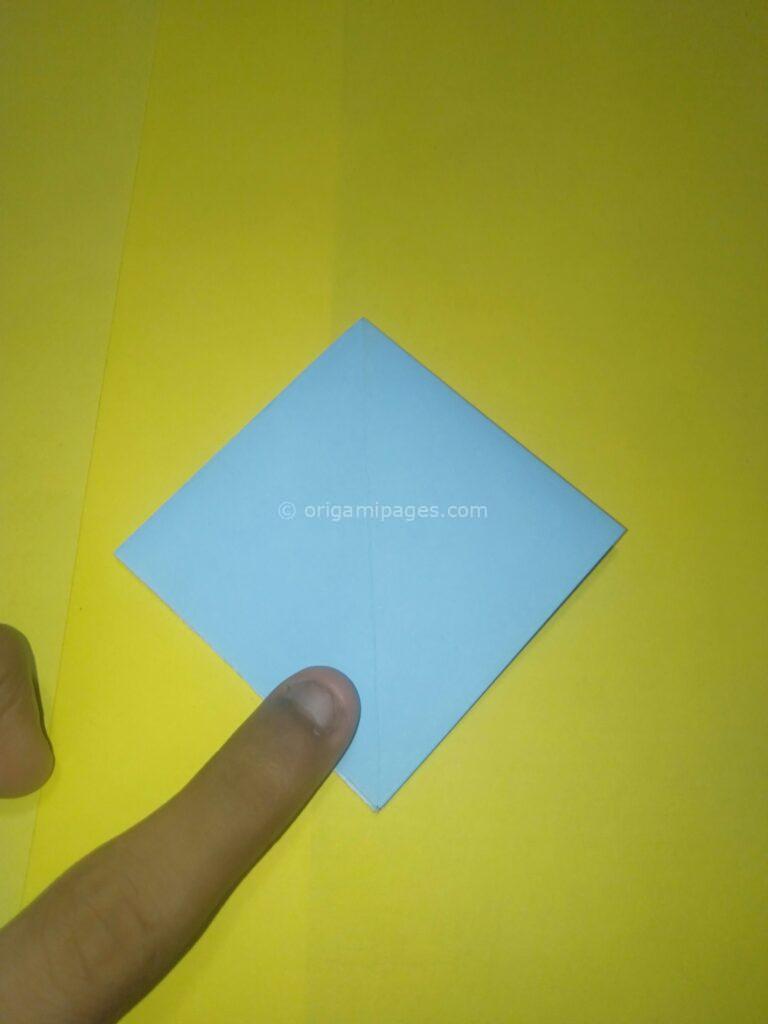 Origami daisy step: 3