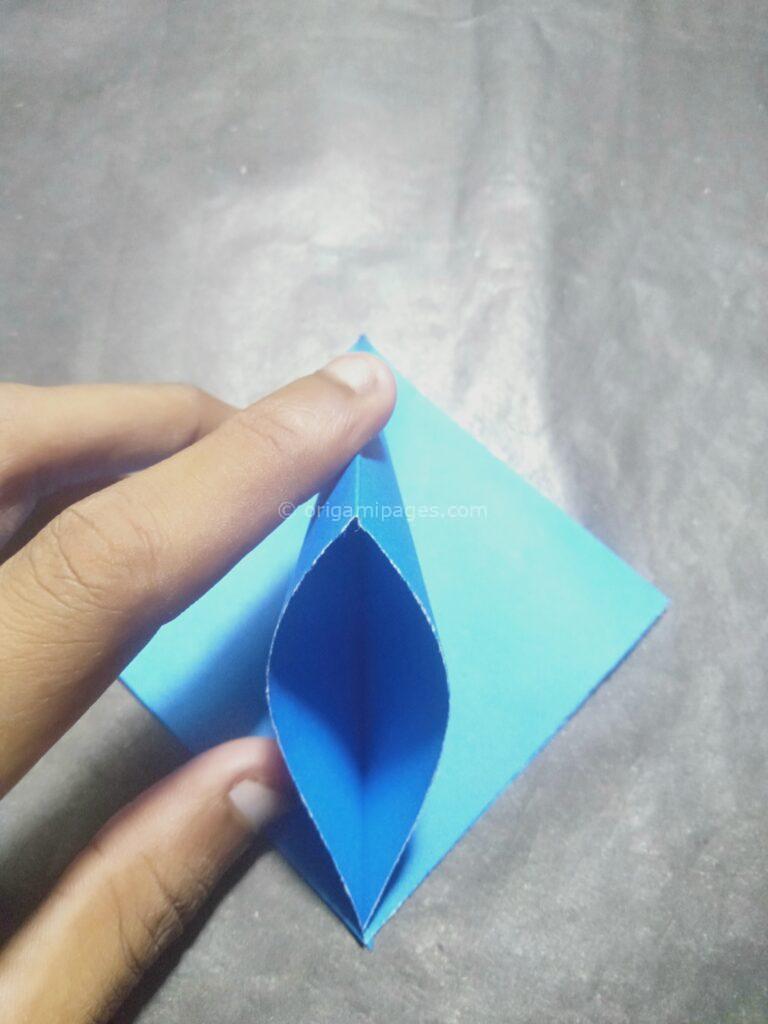 Origami cornflower step: 5a