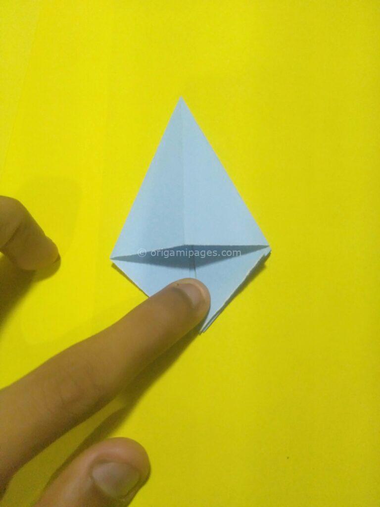 Origami daisy step: 4b