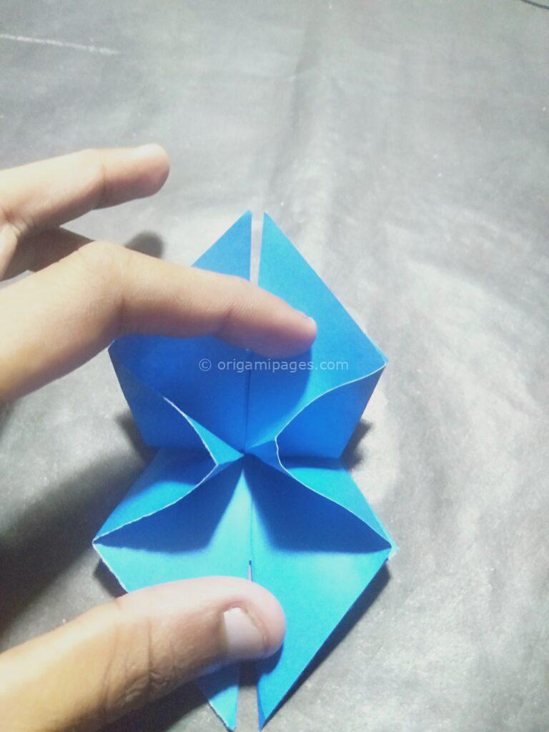 Origami cornflower step: 8a