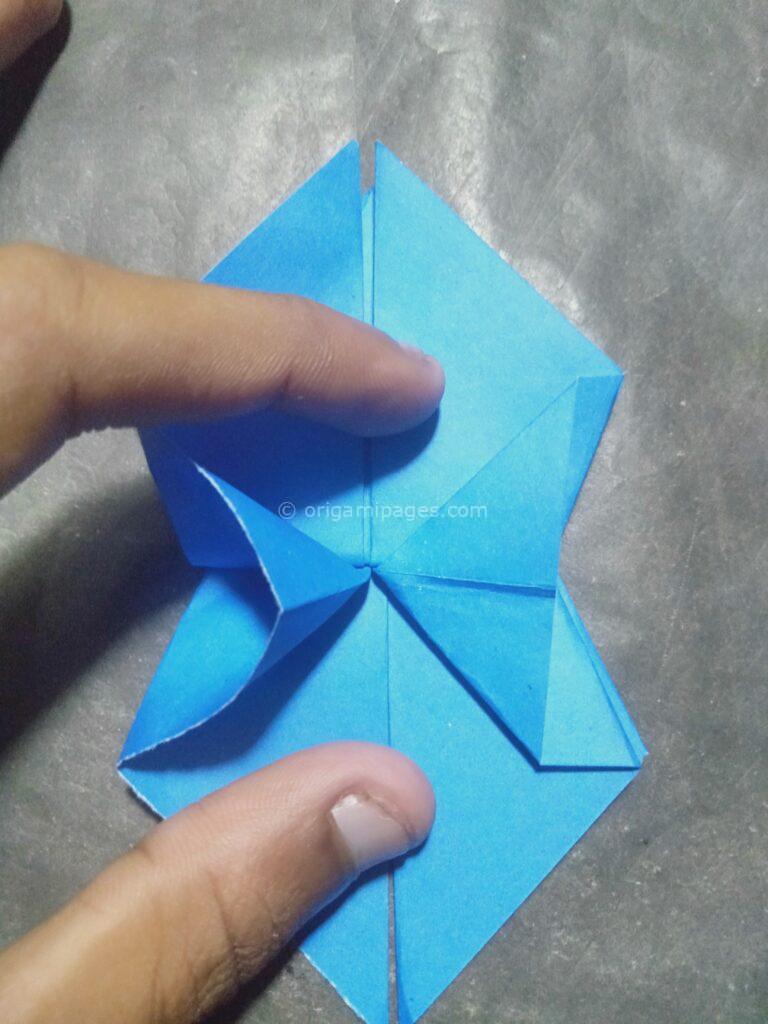 Origami cornflower step: 8b